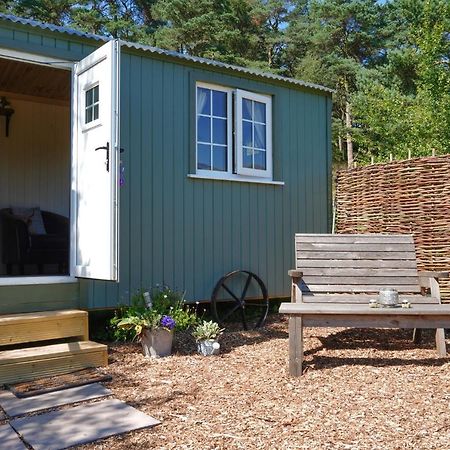 Upper Hulme The Laburnum Retreat Shepherd Hut Private Hot Tub מראה חיצוני תמונה